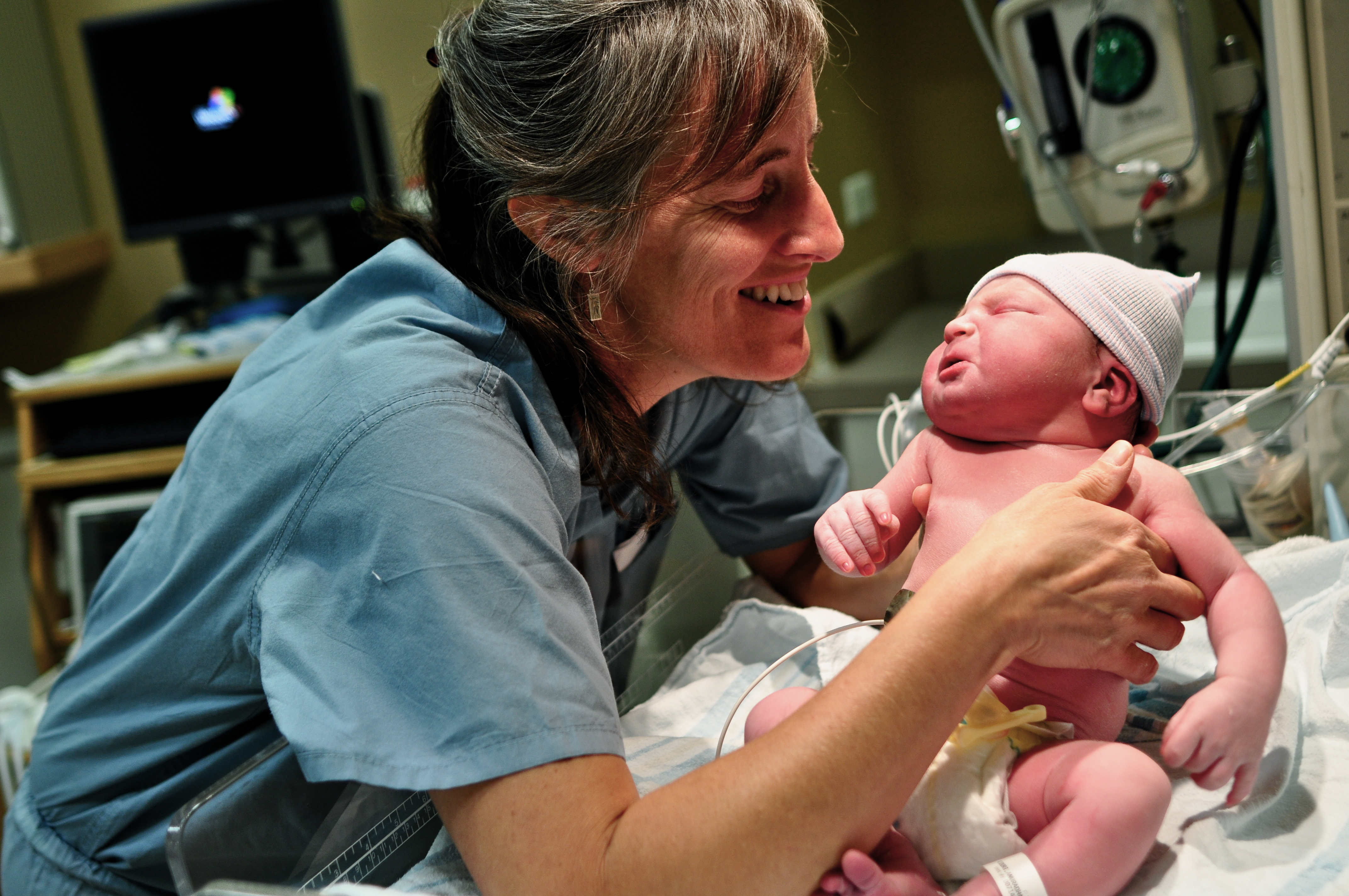 International Day of the Midwife: Time for Government to DeliverJournée internationale de la sage-femme : il est temps que le gouvernement accouche