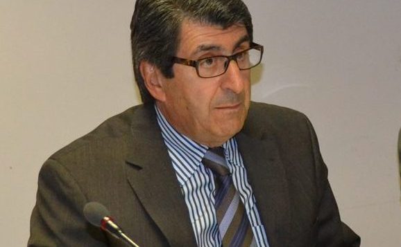 New Brunswick’s first integrity commissioner appointed by premier. CBC – December 7, 2016.Alexandre Deschênes sera le premier «super commissaire» du N.-B. acadie nouvelle – 8 décembre 2016