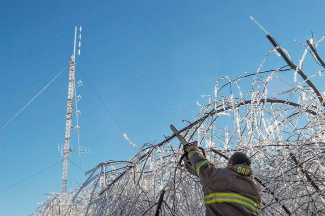NB needs tougher power grid, poles to withstand ice storms, David Coon says. Global News – 1 February 2017Le réseau d’Énergie NB était-il assez solide?  Acadie Nouvelle – 1 février 2017