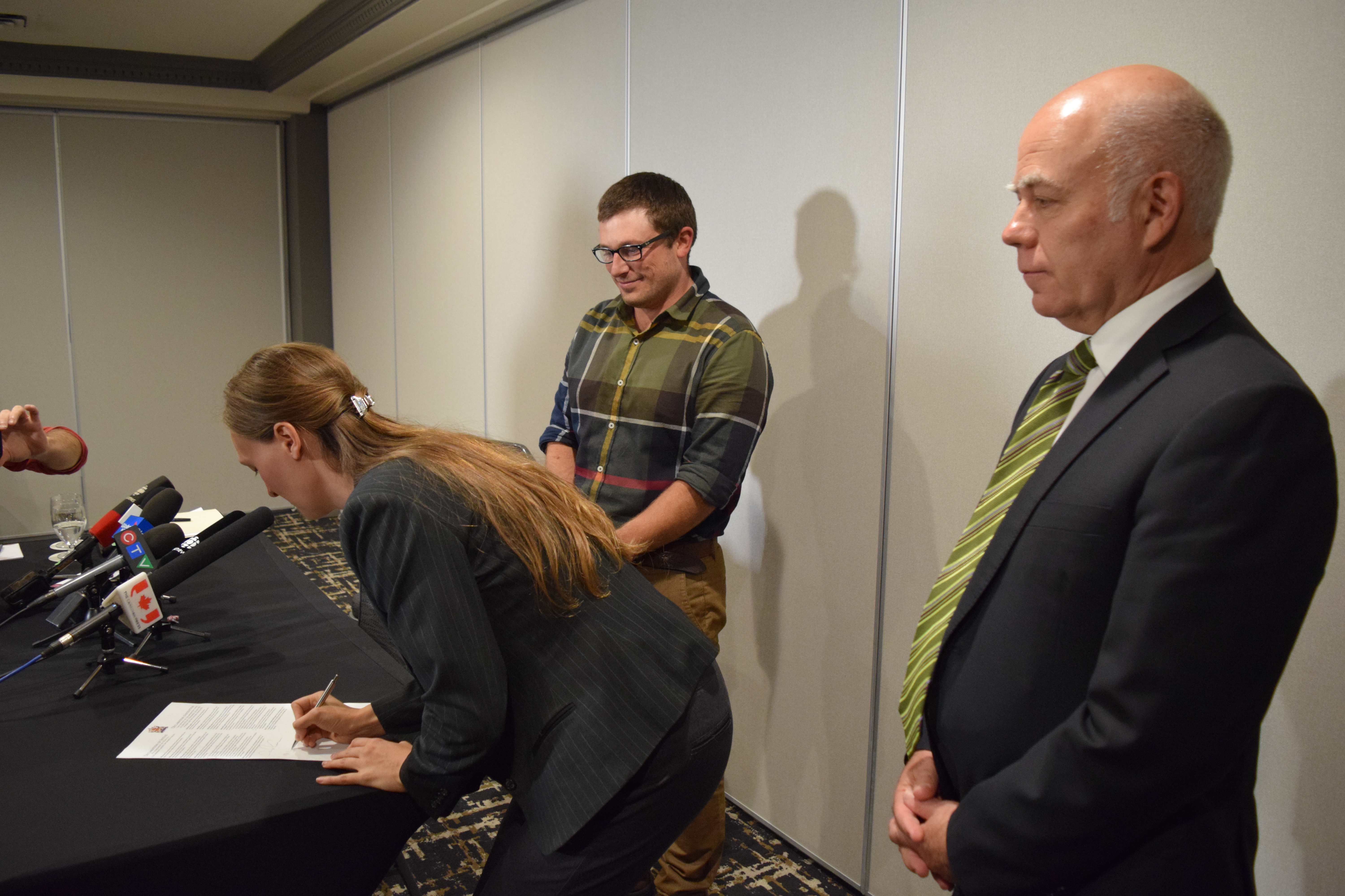 No deal: Green Party won&rsquo;t formally side with Liberals or PCs in N.B. – CBC – 10 October 2018Négociations à Fredericton: pas d’entente pour les verts – Acadie Nouvelle – le 10 octobre 2018